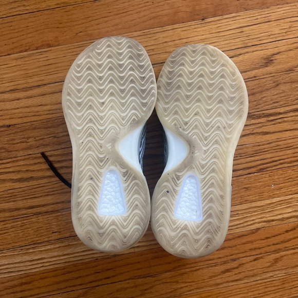 Adidas Yeezy - Picture 2 of 3